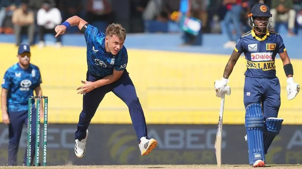 Sam Curran bowling