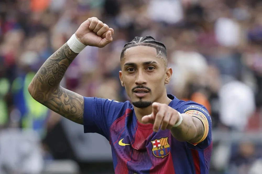 FOTODELDÍA - BARCELONA, 15/03/2026.- El delantero brasileño del FC Barcelona Raphinha celebra tras anotar el 1-0 durante el partido de LaLiga entre el Barcelona y el Sevilla disputado en el Camp Nou en Barcelona, este domingo. EFE/ Alberto Estevez